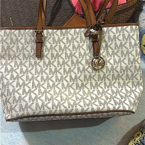 Absolutely stunning new Michael Kors large purse!